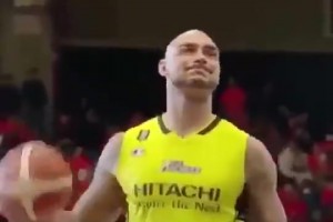 你来和海斯比比？回顾湖人旧将萨克雷在日本的惊世一扣🤣