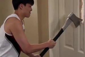 谁做的🤣球迷晒AI杨瀚森复刻《闪灵》名场面：劈开门找根子！